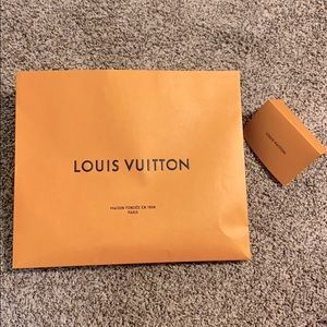 LOUiS VUiTTON SHOPPiNG BAG